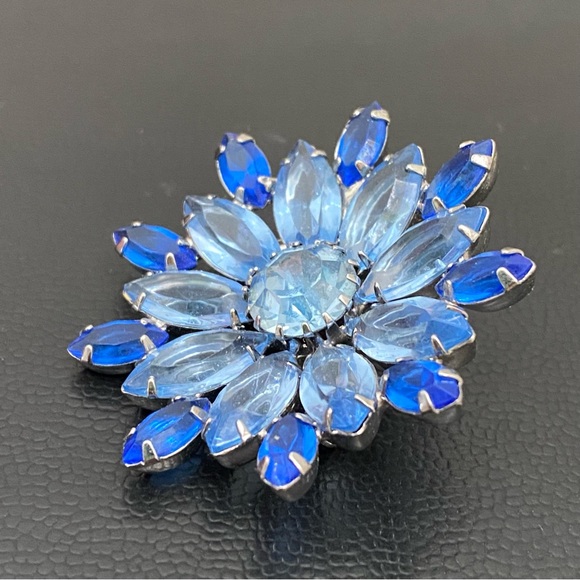 Vintage Unsigned Juliana 2-tone Blue Rhinestones Open Back Flower Brooch 13.7g - Picture 5 of 11